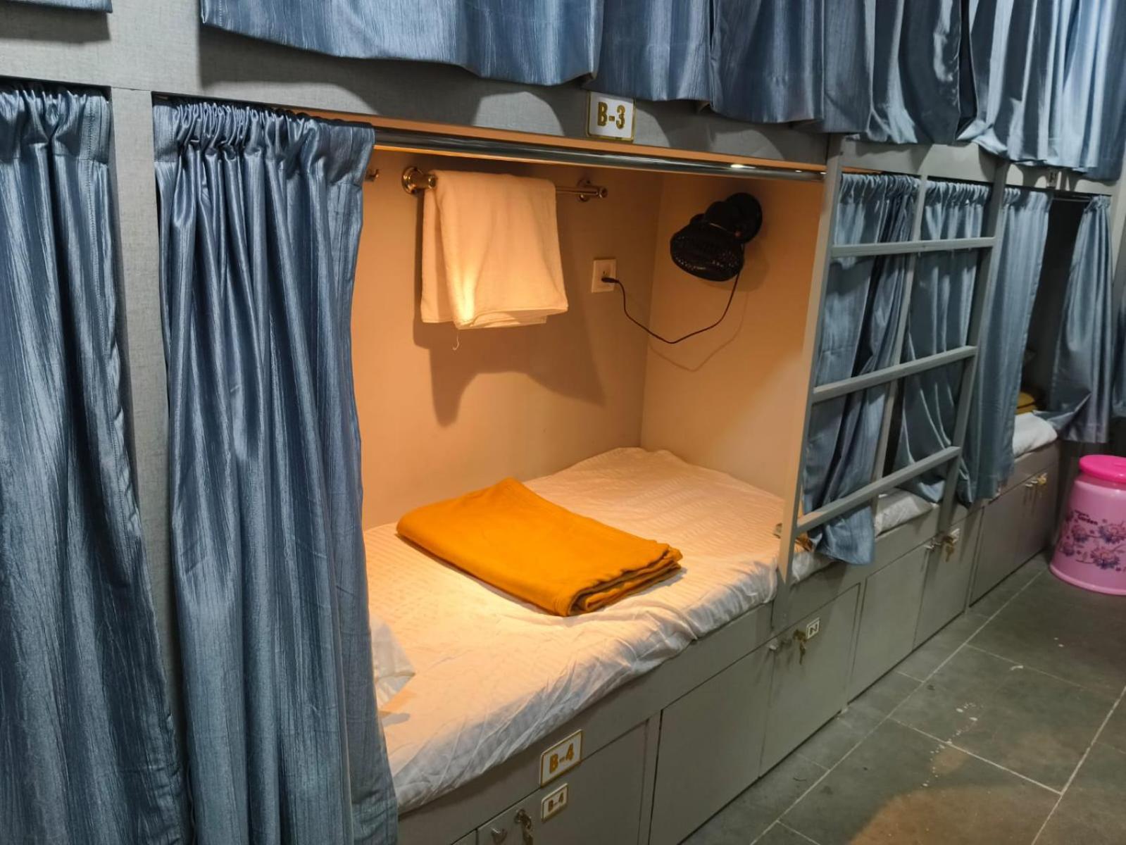 Rest Inn Hostel Dormitory Mumbai Exterior foto