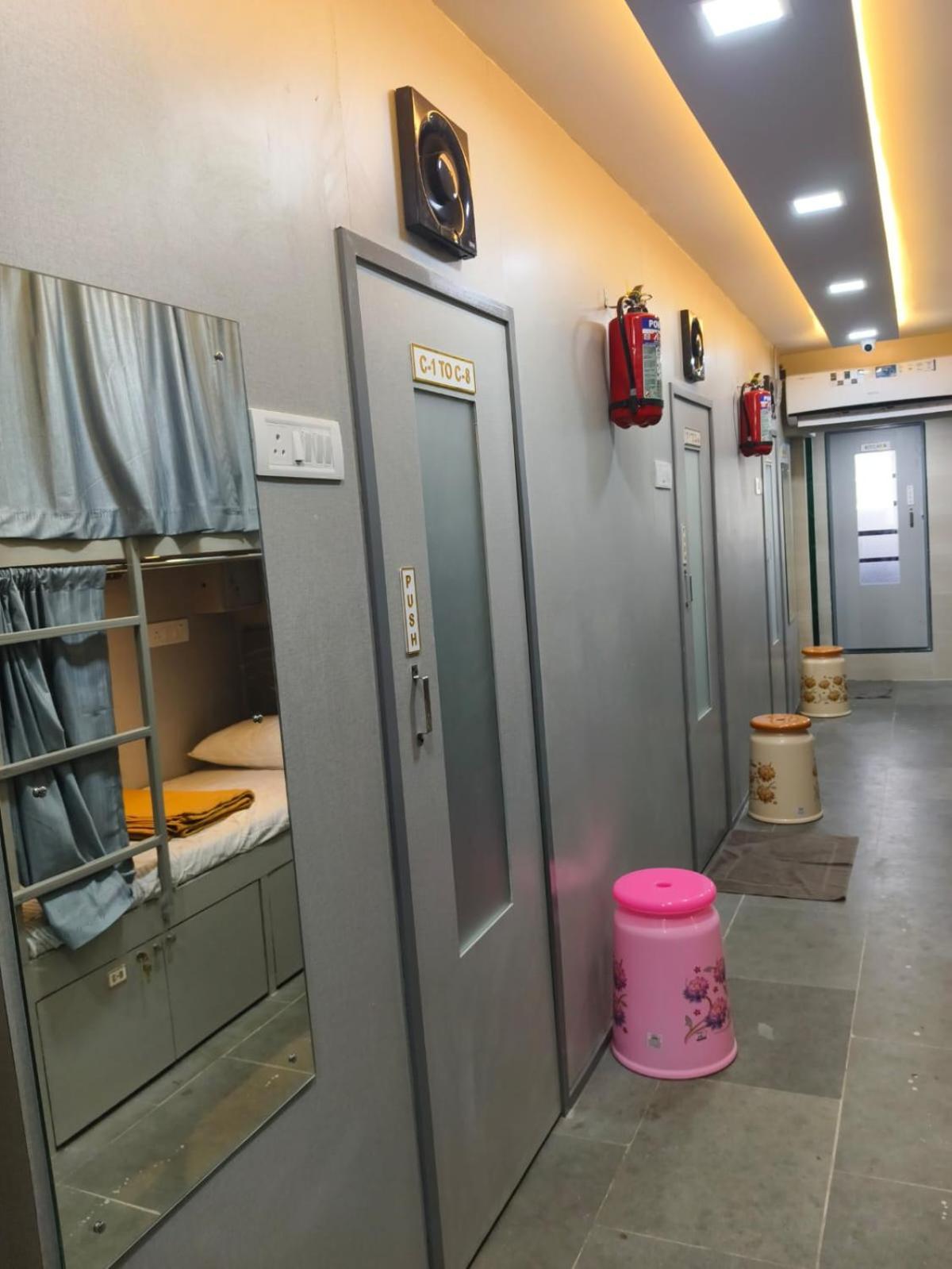 Rest Inn Hostel Dormitory Mumbai Exterior foto